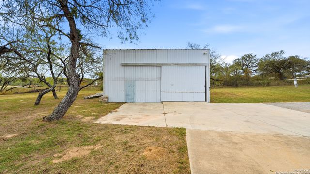195 Cheyenne, Kingsbury, TX 78638