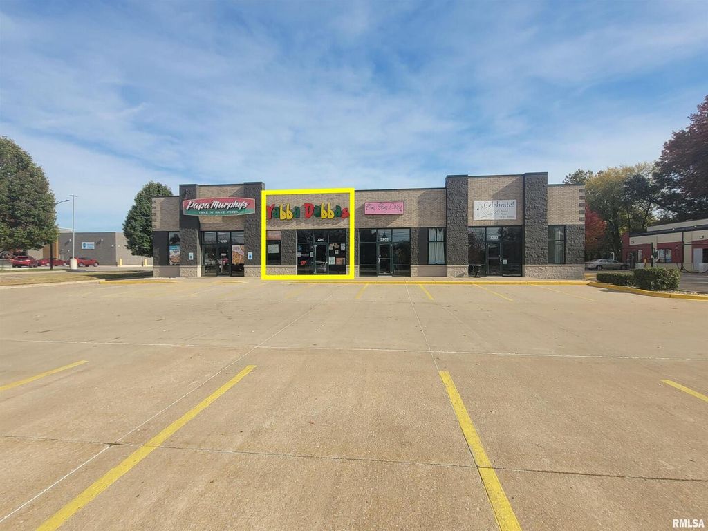 3207 DEVILS GLEN Road, Bettendorf, IA 52722