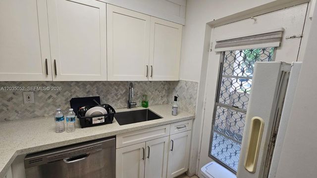 220 Kings Point Dr 105, Sunny Isles Beach, FL 33160