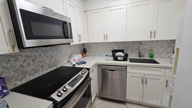 220 Kings Point Dr 105, Sunny Isles Beach, FL 33160