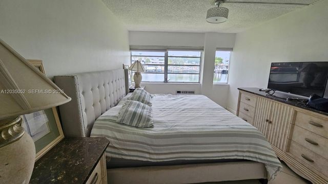 220 Kings Point Dr 105, Sunny Isles Beach, FL 33160