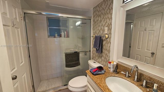 220 Kings Point Dr 105, Sunny Isles Beach, FL 33160