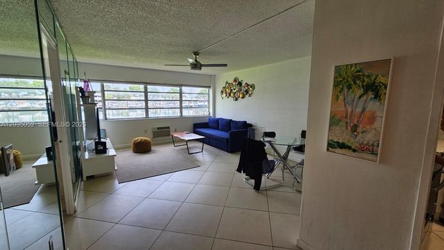 220 Kings Point Dr 105, Sunny Isles Beach, FL 33160