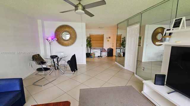220 Kings Point Dr 105, Sunny Isles Beach, FL 33160