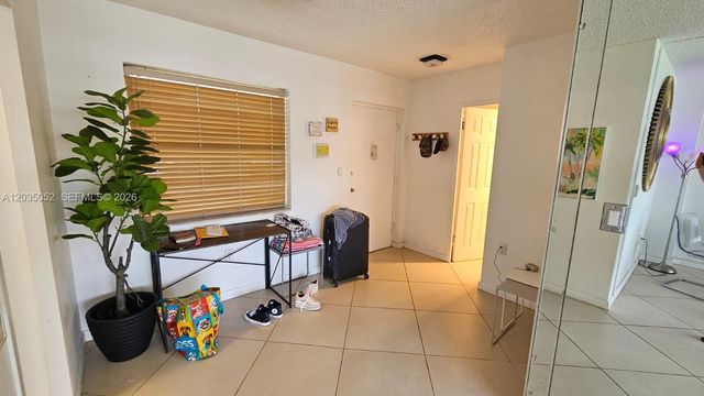 220 Kings Point Dr 105, Sunny Isles Beach, FL 33160