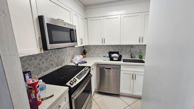 220 Kings Point Dr 105, Sunny Isles Beach, FL 33160