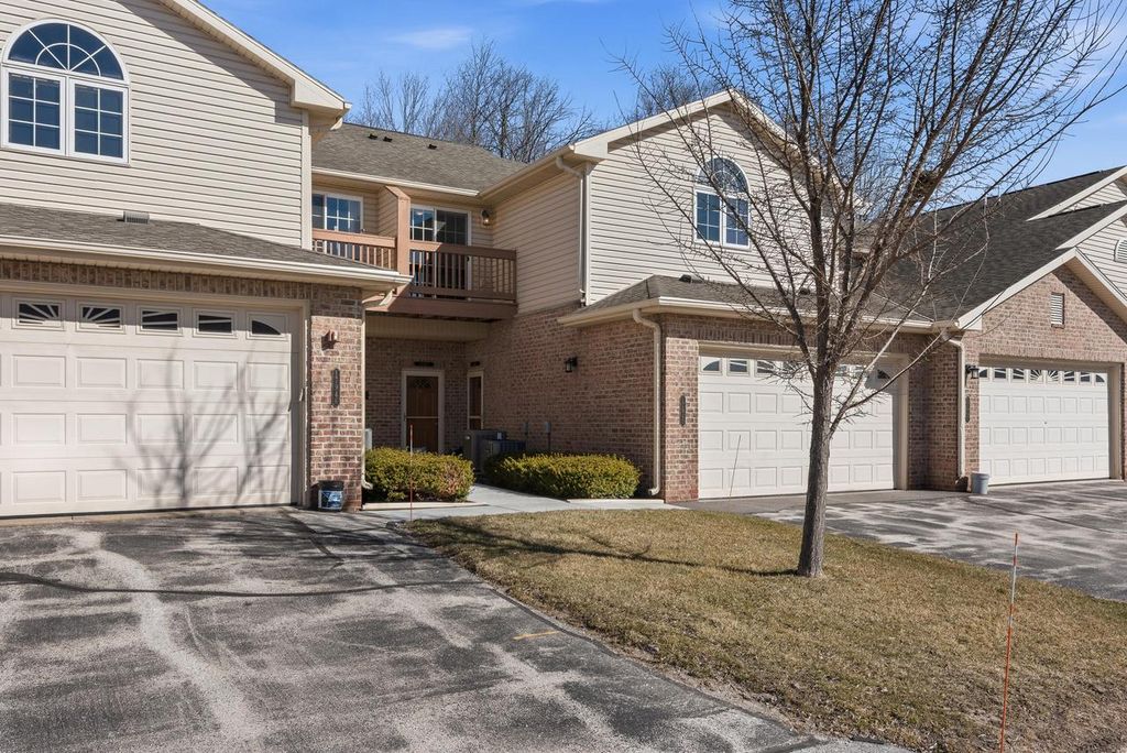 17940 W Jacobs Ridge COURT, New Berlin, WI 53146