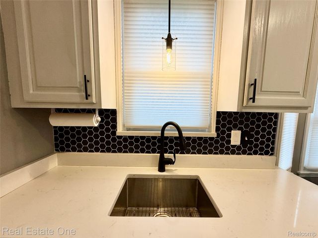 1040 Grove Avenue, Royal Oak, MI 48067