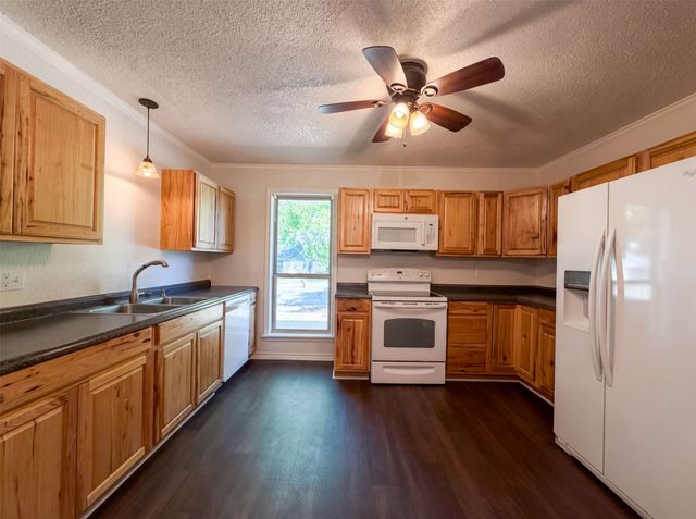 1406 Tad Street, Ennis, TX 75119
