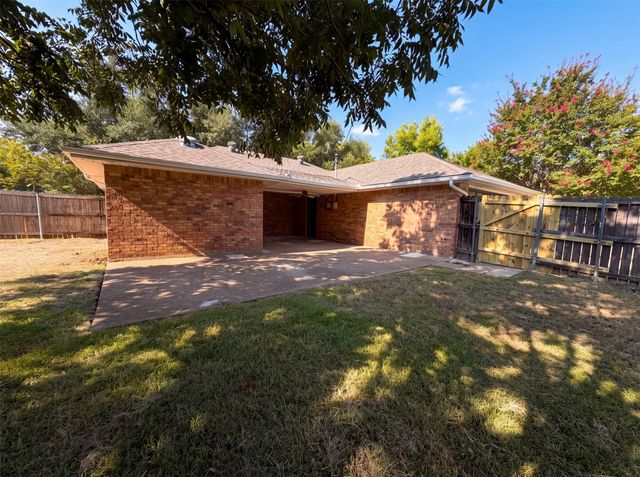 1406 Tad Street, Ennis, TX 75119