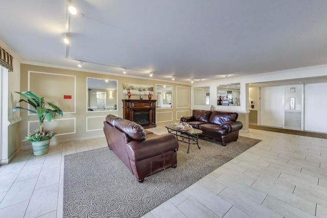 841 N York Street 109, Elmhurst, IL 60126