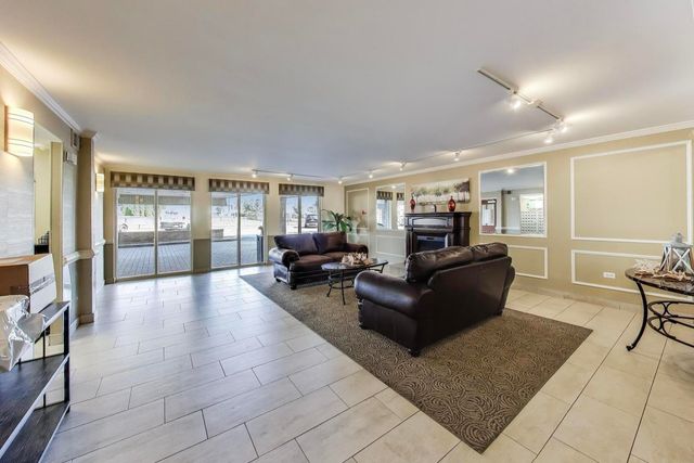 841 N York Street 109, Elmhurst, IL 60126