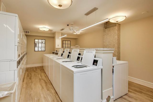 841 N York Street 109, Elmhurst, IL 60126