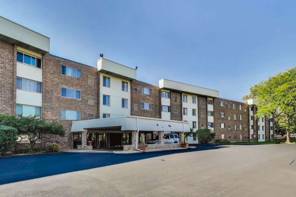 841 N York Street 109, Elmhurst, IL 60126