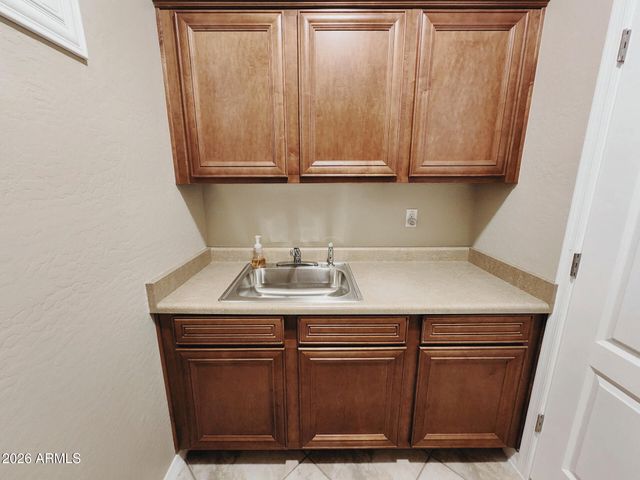 1719 W ALOE VERA Drive, Phoenix, AZ 85085