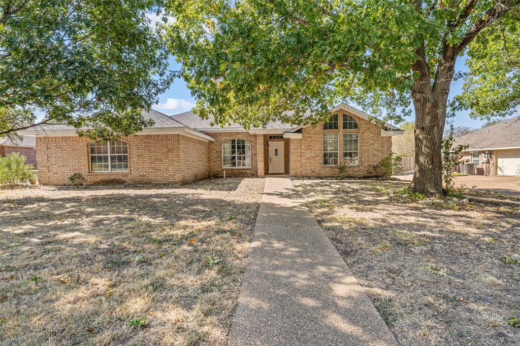 204 Marylee Drive, Hewitt, TX 76643