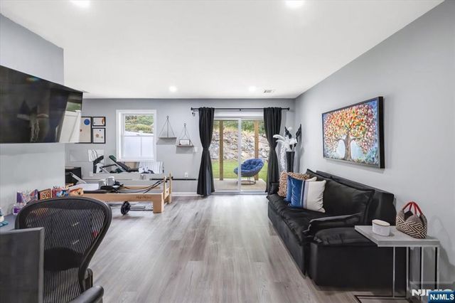 6 Stanley Way, Wanaque, NJ 07465