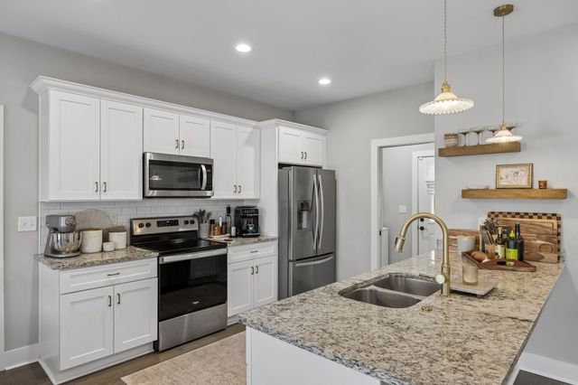 1004 Sycamore Rdg, E, Burns, TN 37029