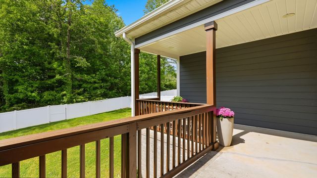 1004 Sycamore Rdg, E, Burns, TN 37029