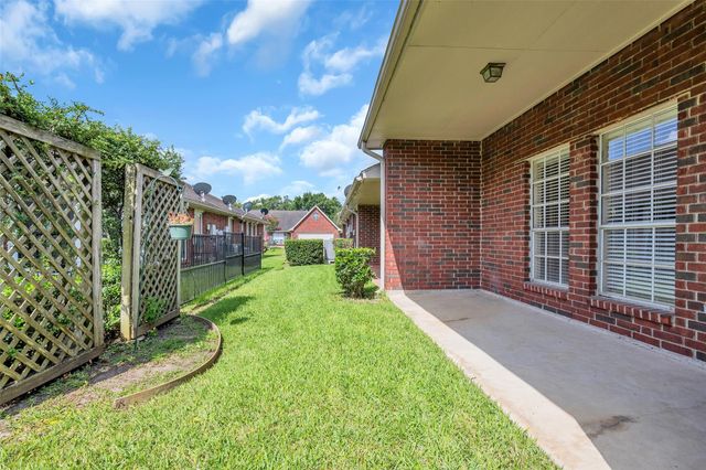 3310 Country Meadows Court, Pearland, TX 77584