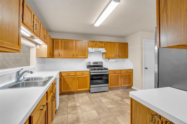 3310 Country Meadows Court, Pearland, TX 77584