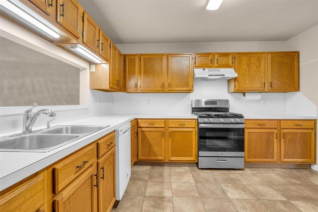 3310 Country Meadows Court, Pearland, TX 77584