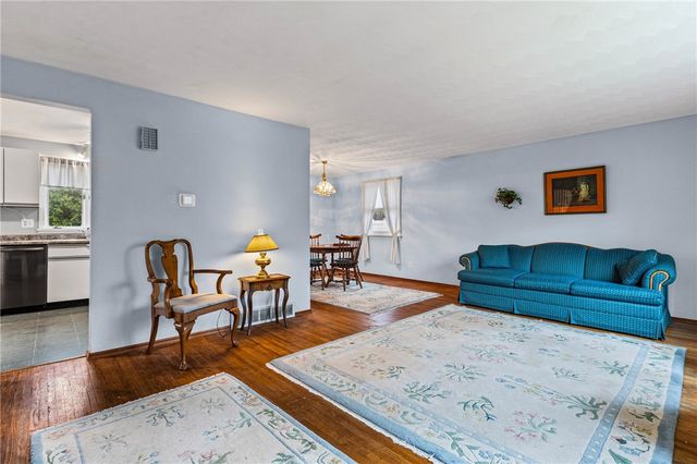 8 North Passage, Perinton, NY 14450