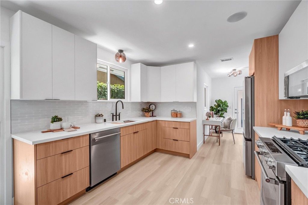 Image 8 of property listing at 3090 Eucalyptus Avenue, Long Beach, CA 90806