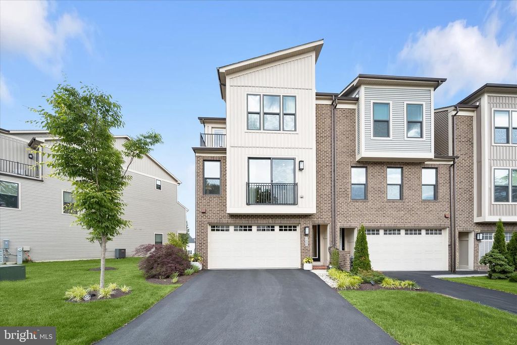 Image 1 of property listing at 7668 CROSS CREEK DR, Columbia, MD 21044