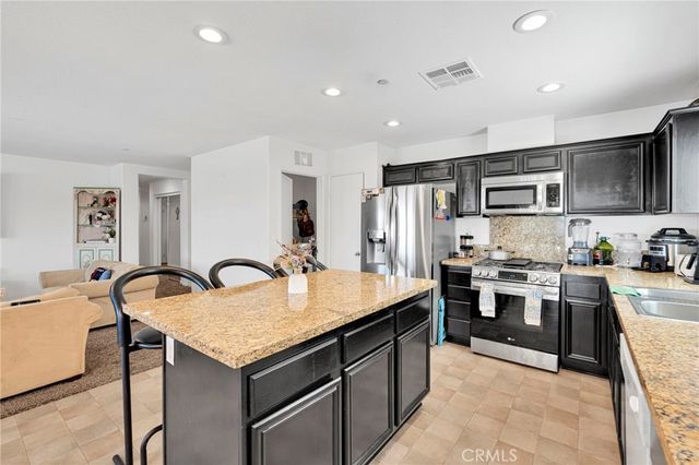 15752 Whitecap Way, Victorville, CA 92394