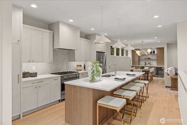 4222 Meridian Avenue N, Seattle, WA 98103