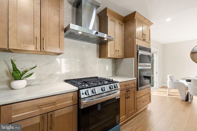300 VALEVIEW CT NW, Vienna, VA 22180