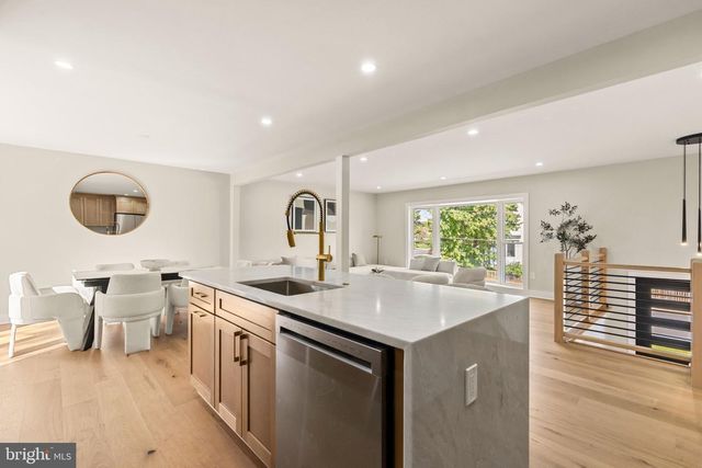 300 VALEVIEW CT NW, Vienna, VA 22180