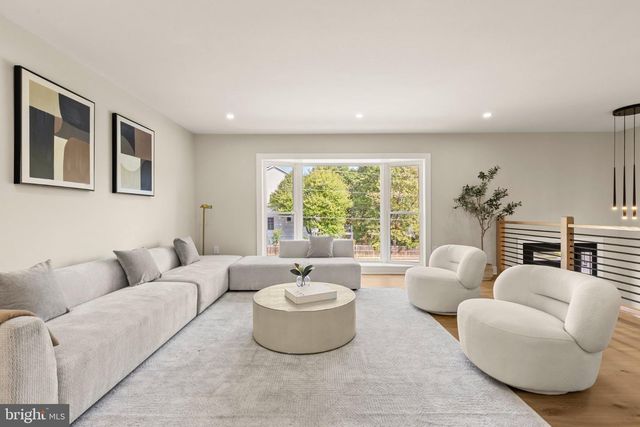 300 VALEVIEW CT NW, Vienna, VA 22180
