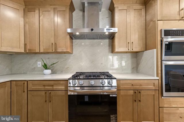 300 VALEVIEW CT NW, Vienna, VA 22180