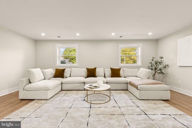 300 VALEVIEW CT NW, Vienna, VA 22180