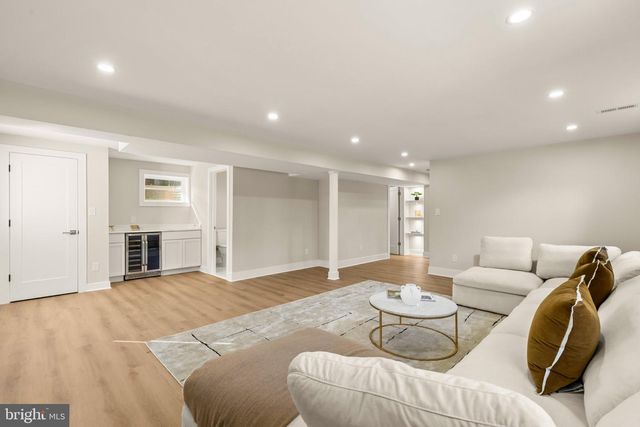 300 VALEVIEW CT NW, Vienna, VA 22180