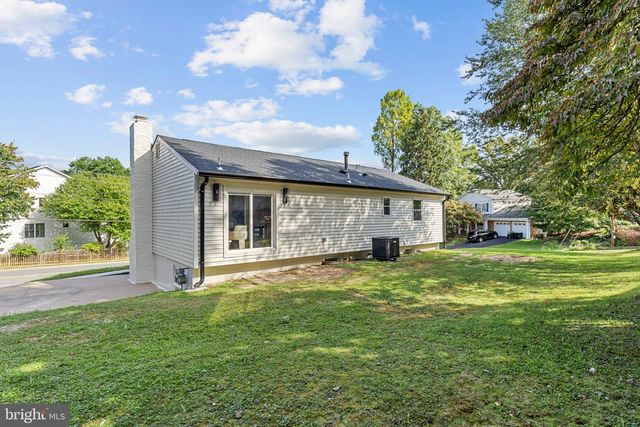 300 VALEVIEW CT NW, Vienna, VA 22180