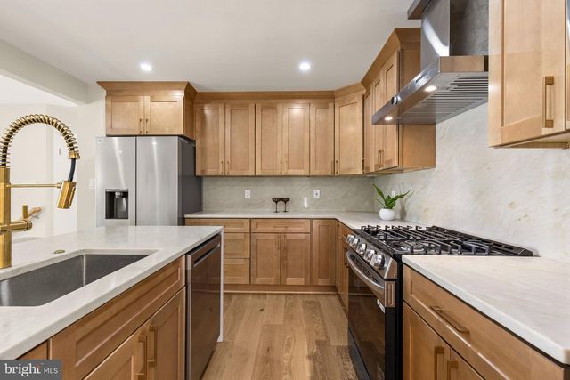 300 VALEVIEW CT NW, Vienna, VA 22180