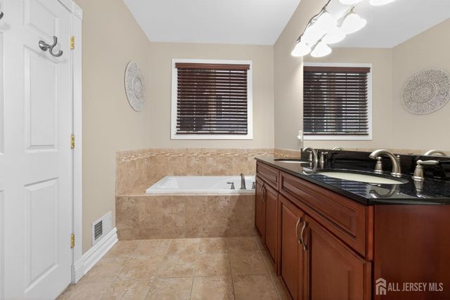 4 Mayflower Court, Franklin Twsp, NJ 08873