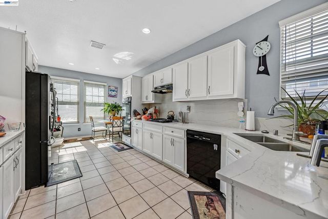 11 Fallen Leaf Ct, Rodeo, CA 94572