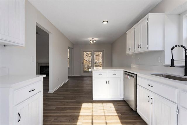 15528 Crestwood Drive, Basehor, KS 66007