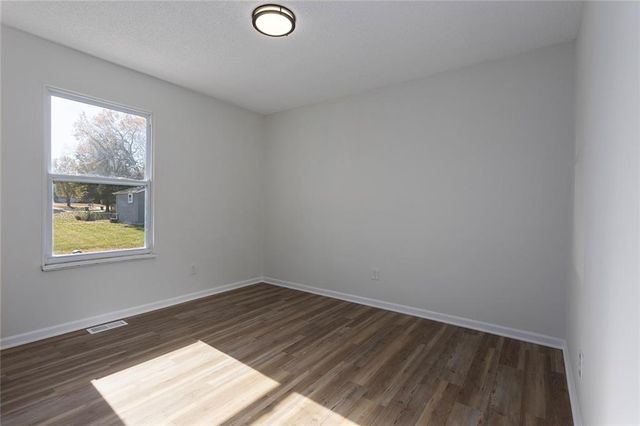 15528 Crestwood Drive, Basehor, KS 66007