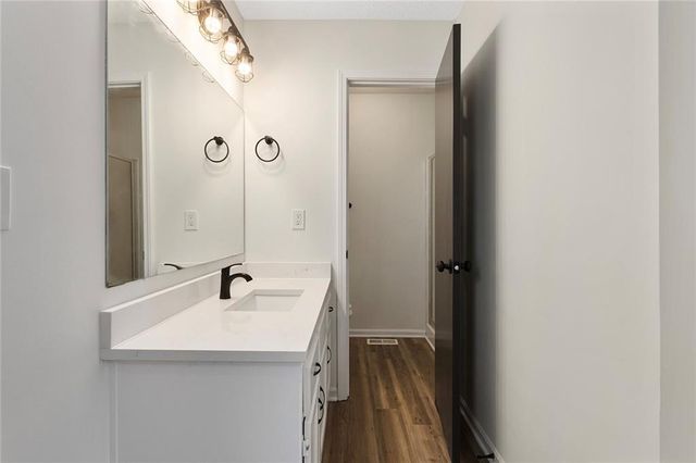 15528 Crestwood Drive, Basehor, KS 66007