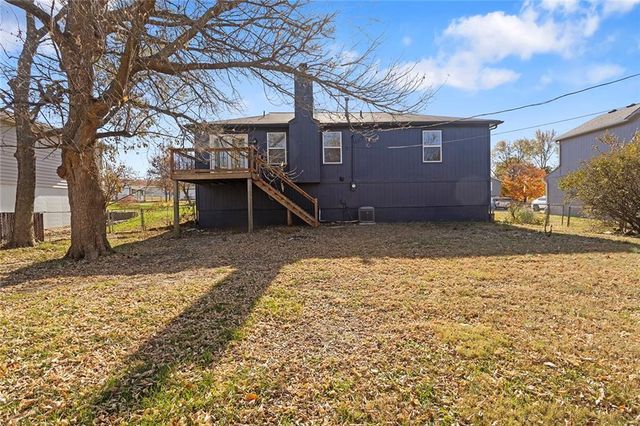 15528 Crestwood Drive, Basehor, KS 66007