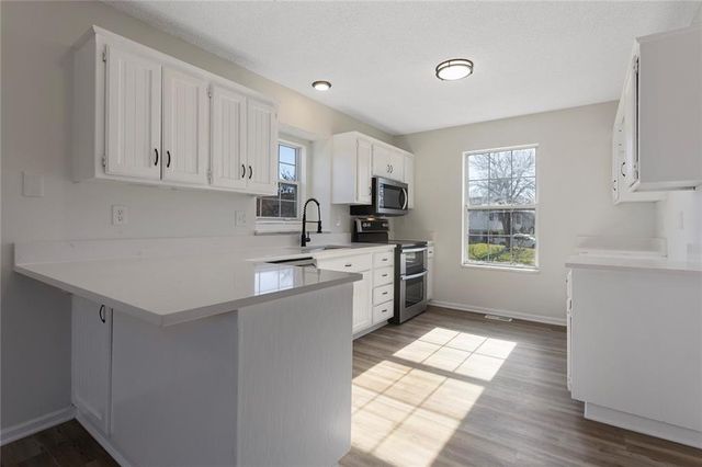 15528 Crestwood Drive, Basehor, KS 66007