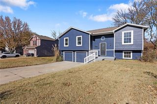 15528 Crestwood Drive, Basehor, KS 66007