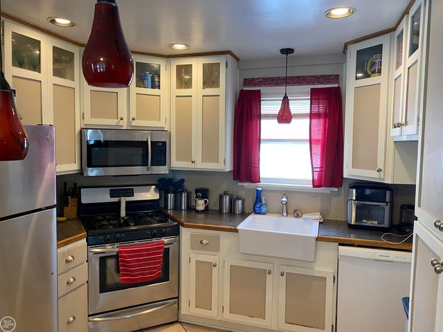 835 Vanderburgh Place, Port Huron, MI 48060