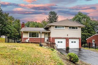 421 Sharon Rd, Moon/crescent Twp, PA 15108