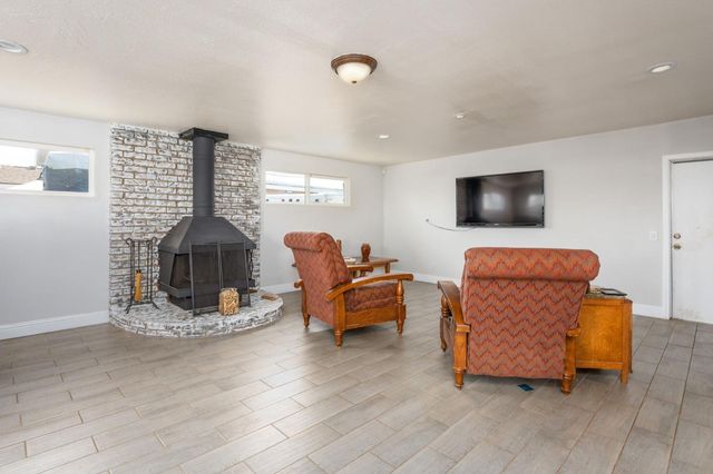 122 E Calimyrna Avenue, Fresno, CA 93710